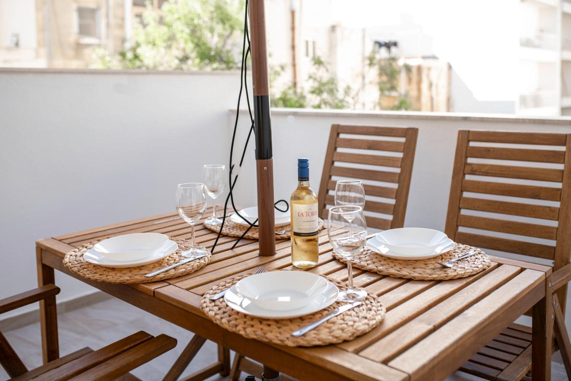 Brand New 2 Bed 2 Bath Apartment In Sliema By The Sea Exteriör bild