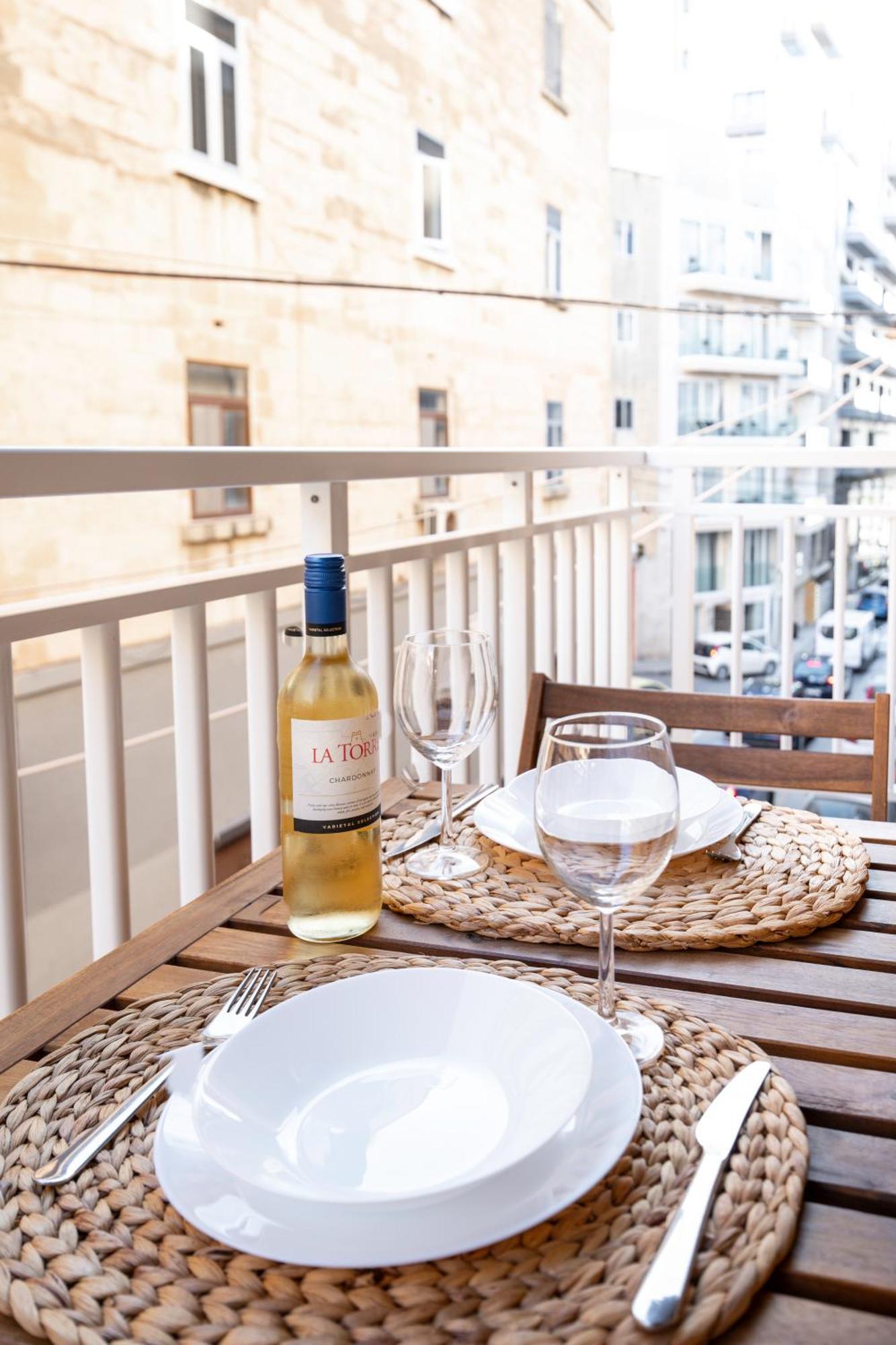 Brand New 2 Bed 2 Bath Apartment In Sliema By The Sea Exteriör bild